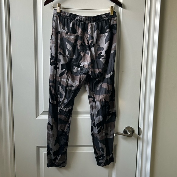 O’Neill Oversized high-waisted black and grey camo pants. - Picture 2 of 4